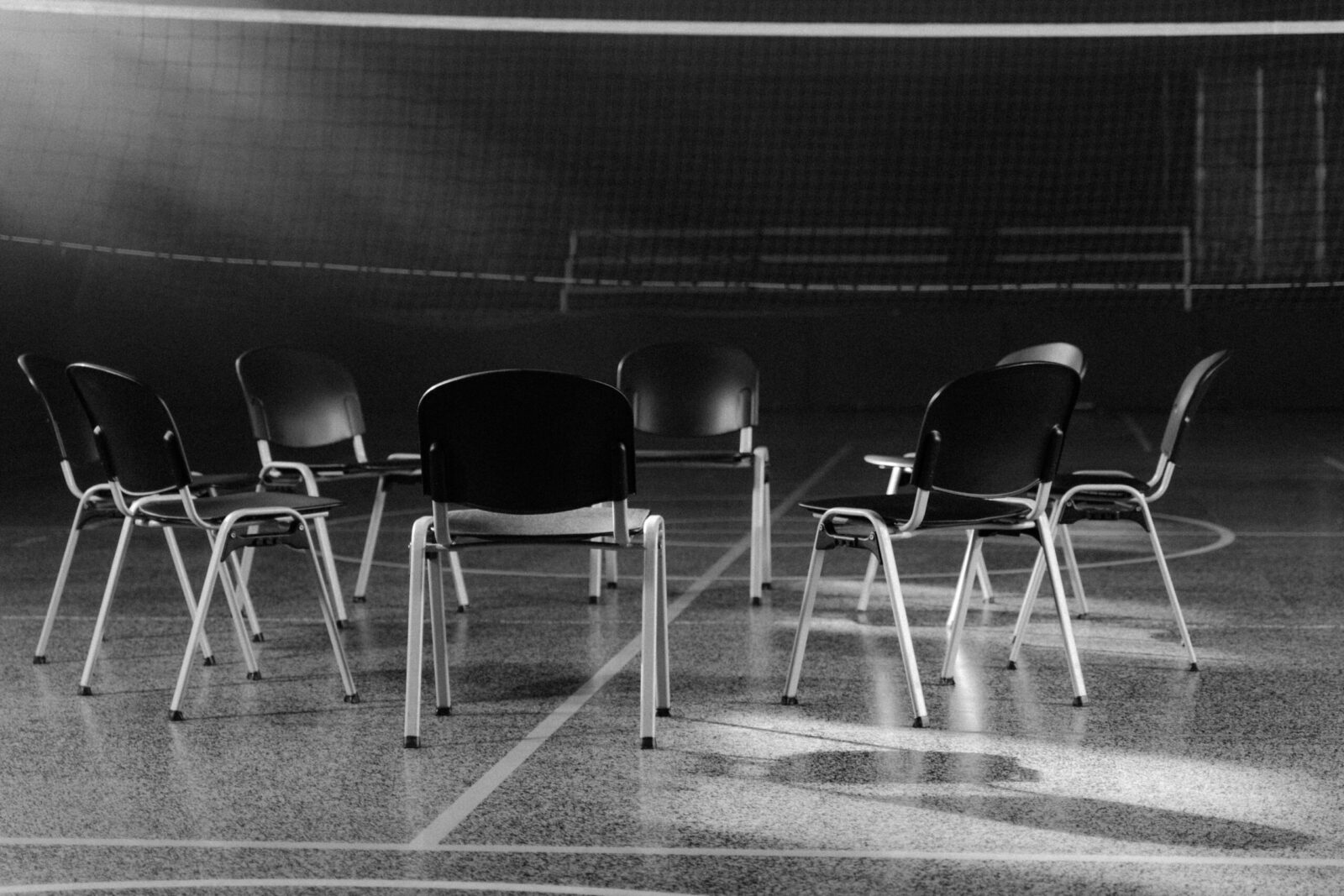 Chaises disposées en cercle dans une salle.